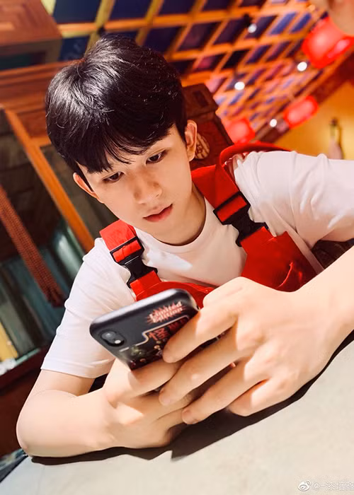 Ngoại hình của Tất Bồi Hâm đúng kiểu hot boy vườn trường.