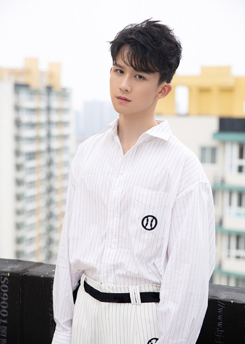 Tất Bồi Hâm bị tung ảnh nhạy cảm. Không những vậy, người tố còn khẳng định anh ngoại tình, làm cô có thai nhưng lại chối bỏ trách nhiệm.