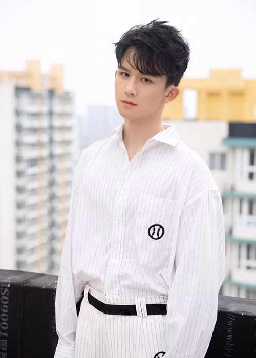 Tất Bồi Hâm bị tung ảnh nhạy cảm. Không những vậy, người tố còn khẳng định anh ngoại tình, làm cô có thai nhưng lại chối bỏ trách nhiệm.