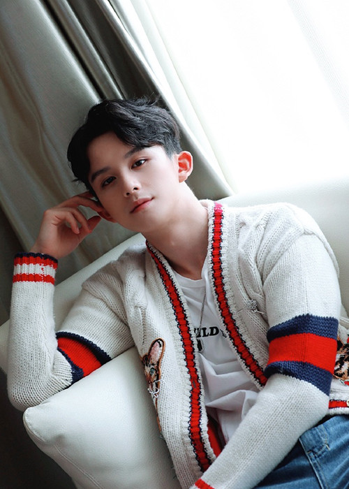 Trước khi bị bạn cũ tố, Tất Bồi Hâm được dự đoán sẽ trở thành thần tượng thế hệ mới.