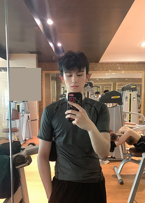 Tất Bồi Hâm có lượng người hâm mộ khá lớn nhờ ngoại hình sáng và cách diễn khá tốt do được đào tạo bài bản.