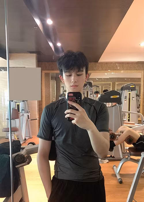 Tất Bồi Hâm có lượng người hâm mộ khá lớn nhờ ngoại hình sáng và cách diễn khá tốt do được đào tạo bài bản.