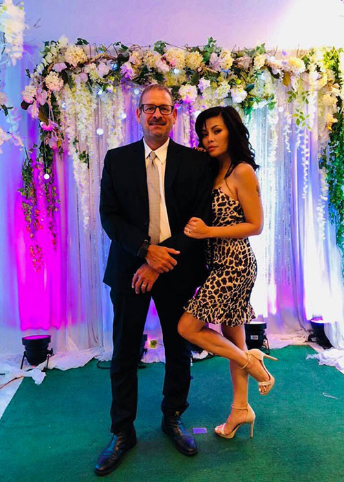 Theo Saostar, chồng Tây của Ngọc Anh làm trong lĩnh vực bất động sản, sang Việt Nam làm việc từ năm 2008 và trở về Mỹ vào cuối năm 2013.