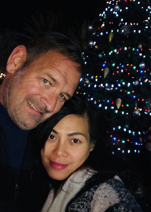 Cả hai có sự đồng cảm vì từng đổ vỡ hôn nhân. Tuy nhiên, khi mới yêu, cặp đôi gặp rào cản về văn hóa lẫn ngôn ngữ.