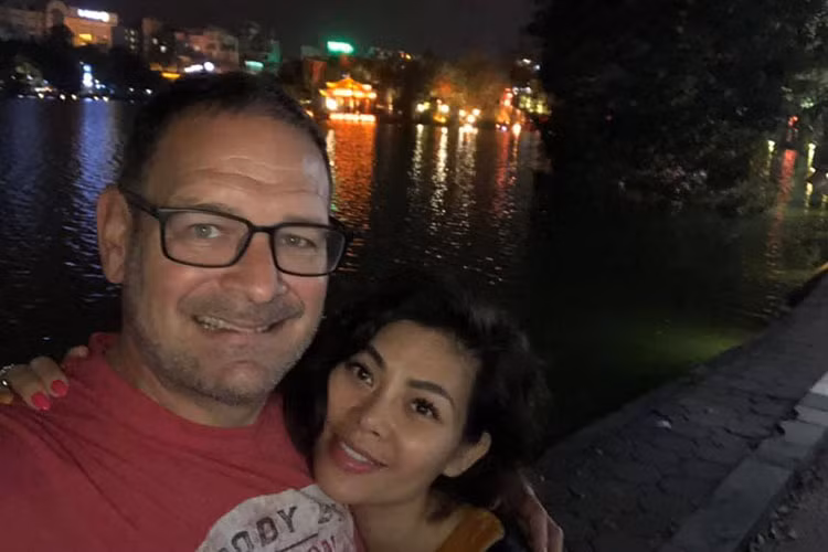 Trong mắt bạn bè của Ngọc Anh, doanh nhân John rất yêu chiều vợ.