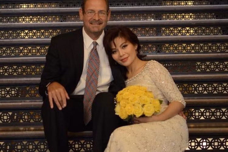 Trước khi đến với John Gallander, Ngọc Anh 3A từng qua một lần đò. Chồng cũ của cô là nhạc sĩ Trần Hùng, cả hai chung sống được 19 năm.