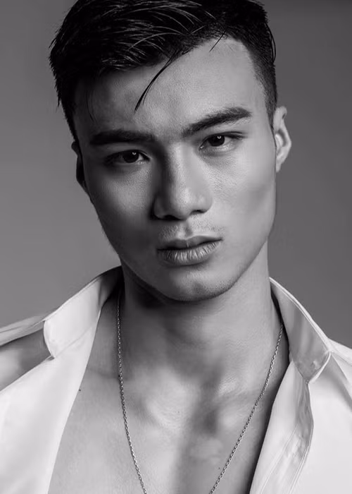 Tấn Phát từng là vận động viên thể thao, tham gia khá nhiều bộ môn như b‌óng đ‌á, bóng chuyền, điền kinh.