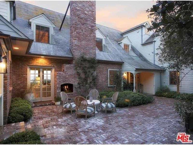 Biệt thự rộng lớn, xa hoa này bao gồm một ngôi nhà chính cho gia chủ và một nhà khách kế bên để đón tiếp người thân, bạn bè. Được xây vào năm 1951, biệt thự từng thuộc về diễn viên điện ảnh Harrison Ford trong 30 năm trước khi nam tài tử rời đi vào năm 2012.