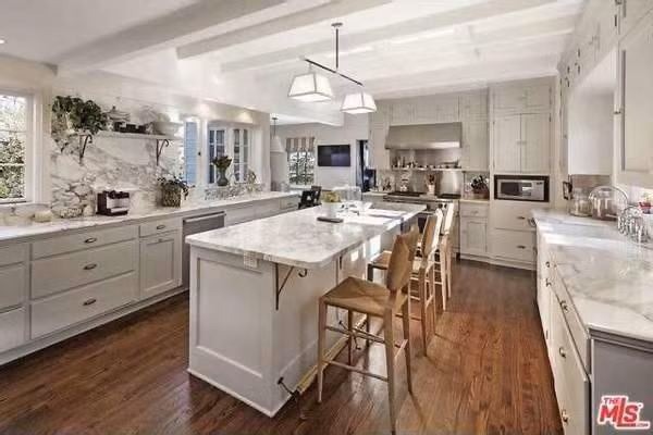 Nhà bếp sáng sủa mang tông màu trắng chủ đạo được lát đá cẩm thạch cùng các trang thiết bị cao cấp, hiện đại.