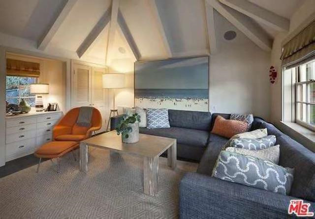 Nhà khách cũng có đủ không gian, nội thất, tiện ích cần thiết để đem đến cảm giác thân thiện, thoải mái.