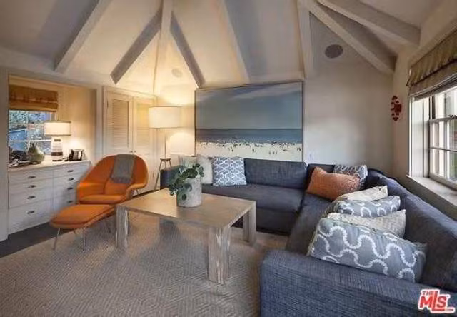 Nhà khách cũng có đủ không gian, nội thất, tiện ích cần thiết để đem đến cảm giác thân thiện, thoải mái.