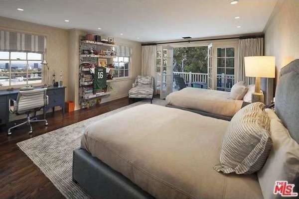 Các phòng ngủ phụ cũng đầy ắp tiện nghi cùng không gian thoáng mát và có hẳn ban công để ngắm cảnh.