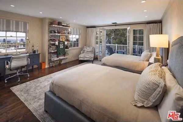 Các phòng ngủ phụ cũng đầy ắp tiện nghi cùng không gian thoáng mát và có hẳn ban công để ngắm cảnh.