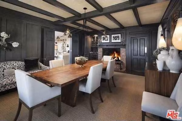 Trái ngược với nhà bếp, phòng ăn mang tông màu tối ấm áp với vẻ đẹp thanh lịch cùng những đường nét trang nhã.