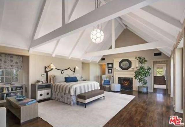 Phòng ngủ chính rộng lớn được tích hợp với một phòng tắm và một phòng thay đồ bên trong. Trần nhà ở đây mang phong cách nhà thờ đầy ấn tượng.