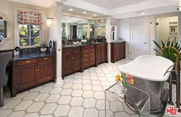 Phòng tắm chính rộng rãi, sang trọng, được trang bị đầy đủ và chia thành nhiều khu vực khác nhau.