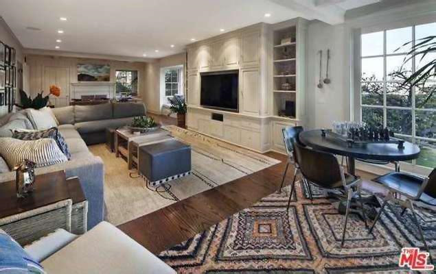 Không gian sinh hoạt gia đình vừa ấm cúng vừa thoáng đãng với nội thất được bài trí tinh tế, cầu kỳ.