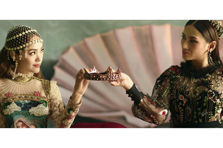 Trong MV "Niềm tin trong ta", Minh Hằng và Võ Hoàng Yến buông bỏ vương miện, bắt tay nhau khiến nhiều khán giả liên tưởng đến chiến thắng của Thanh Hằng tại The Face. Ảnh: Zing