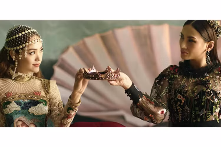 Trong MV "Niềm tin trong ta", Minh Hằng và Võ Hoàng Yến buông bỏ vương miện, bắt tay nhau khiến nhiều khán giả liên tưởng đến chiến thắng của Thanh Hằng tại The Face. Ảnh: Zing