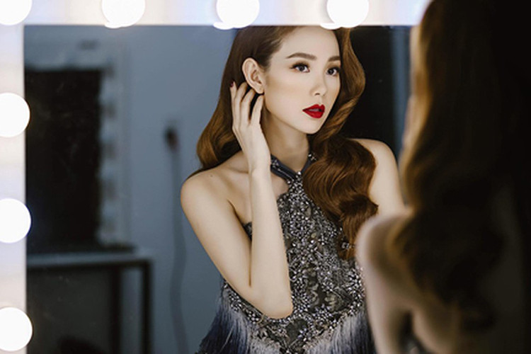 Còn trong MV “Điều em cần chỉ là anh”, câu thoại “Có chế đó là không có cô Ba này” khiến khán giả đồn đoán rằng nữ ca sĩ đang muốn đá xéo Hồ Ngọc Hà.