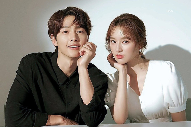 Trong bộ ảnh gần đây, cô và đàn anh Song Joong Ki có không ít khoảnh khắc tình cảm bên nhau.