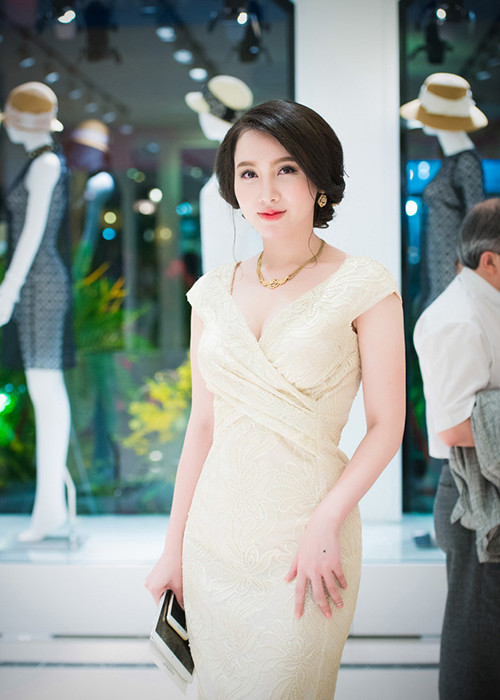 Dẫn chương trình "Chúng tôi là chiến sĩ" giống Hoàng Linh, Minh Hà được mệnh danh là nữ MC gợi cảm nhất nhì tại VTV