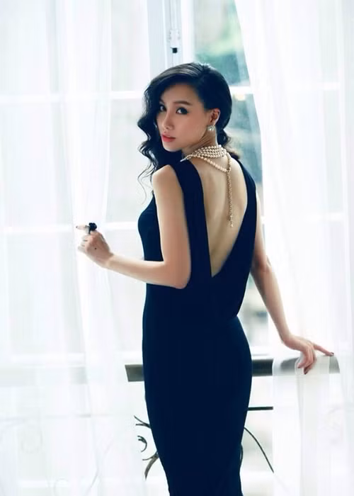 Nữ MC "Chúng tôi là chiến sĩ" giữ được vóc dáng thon gọn, gương mặt trẻ trung.