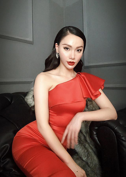 Minh Hà nhiều lần vướng tin đồn dao kéo. Cụ thể, khuôn mặt của cô có lúc dài ngoằng cùng chiếc cằm nhọn hoắt. Về phía Minh Hà, cô phủ nhận phẫu thuật thẩm mỹ.