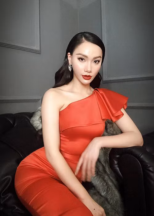 Minh Hà nhiều lần vướng tin đồn dao kéo. Cụ thể, khuôn mặt của cô có lúc dài ngoằng cùng chiếc cằm nhọn hoắt. Về phía Minh Hà, cô phủ nhận phẫu thuật thẩm mỹ.