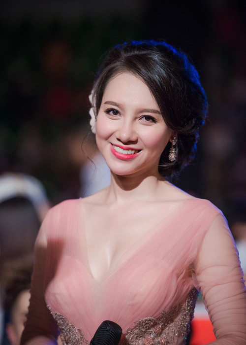 Minh Hà sở hữu gương mặt khả ái, thân hình quyến rũ với vòng một trễ nải.