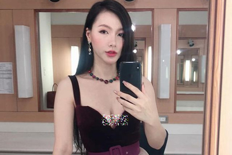 Minh Hà khéo khoe vòng một gợi cảm.