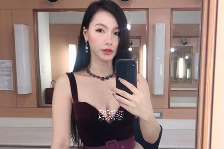 Minh Hà khéo khoe vòng một gợi cảm.