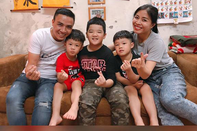 Sau khi kết thúc cuộc hôn nhân êm đẹp với Trung Nghĩa, Hoàng Linh đến với quay phim Mạnh Hùng. Hiện, cặp đôi sống chung một nhà.