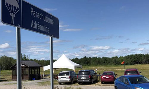 Co gai roi tu may bay cao song sot nho 'phep mau'