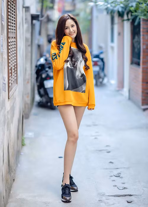 Thông minh, xinh đẹp, Mai Phương Thúy được nhiều đại gia theo đuổi và các mỹ nam Việt như Quốc Trường, Noo Phước Thịnh thả thính.