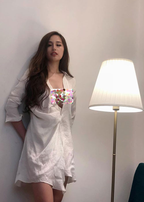 Trong thời gian qua, Mai Phương Thúy liên tục thả thính bằng loạt ảnh mặc sơ mi trắng dáng dài trễ nải, bung cúc.