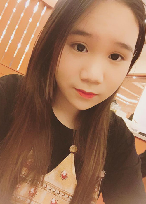 Sau thời gian chăm tập thể dục và ăn kiêng, Khánh Ngân có thân hình lẫn gương mặt vô cùng thon gọn.