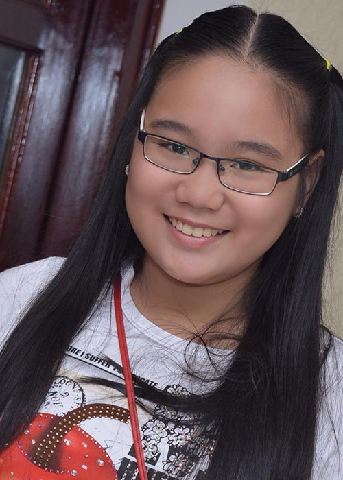 Võ Trịnh Khánh Ngân sinh năm 2002, là con gái của Á hậu Trịnh Kim Chi và doanh nhân Trấn Phương.