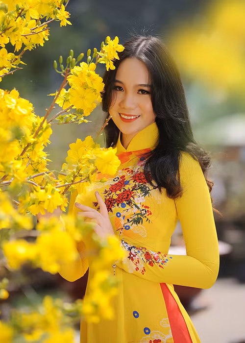 Trước khi về làm trong công ty của gia đình, Khánh Ngân muốn xin làm tiếp viên hàng không, khám phá nhiều nơi trên thế giới.