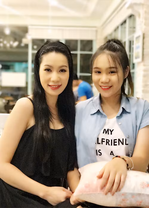 Theo Zing, Khánh Ngân dự định theo học ngành quản trị kinh doanh sau khi tốt nghiệp cấp ba, nhằm tiếp quản công việc kinh doanh của bố.