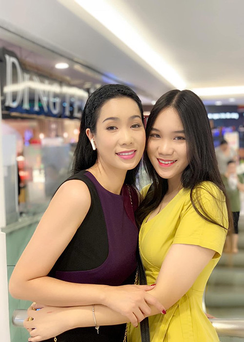 Có mẹ là người nổi tiếng nhưng Khánh Ngân sống giản dị.