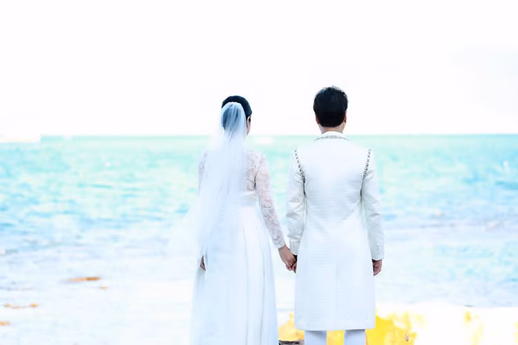 Cô gái mặc váy trắng được cho là váy cưới đã có nhiều khoảnh khắc tình tứ bên Ngọc Sơn.