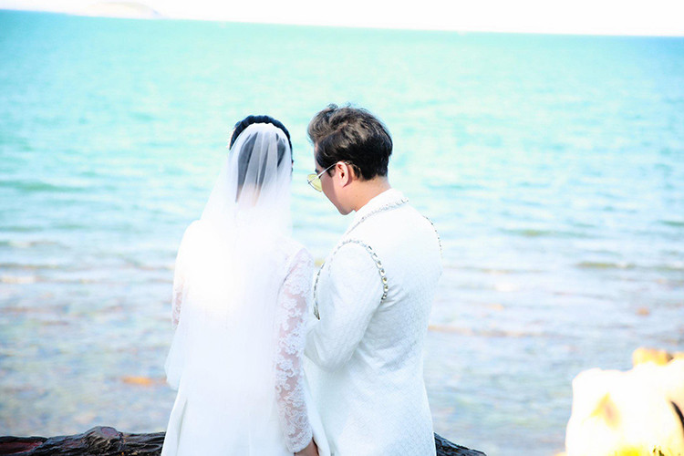 Ngọc Sơn giấu ảnh cận mặt và danh tính "cô dâu". Một số fan đoán già đoán non đó có thể là nữ ca sĩ Như Quỳnh.