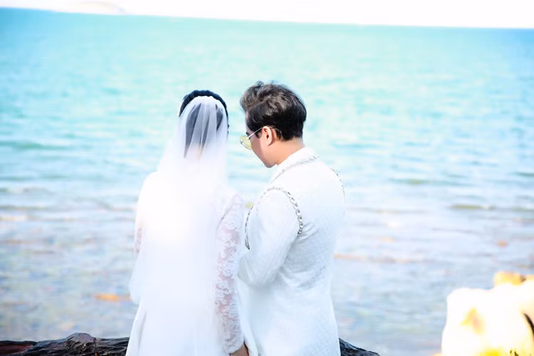 Ngọc Sơn giấu ảnh cận mặt và danh tính "cô dâu". Một số fan đoán già đoán non đó có thể là nữ ca sĩ Như Quỳnh.