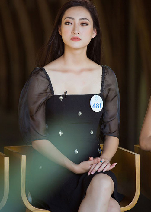 Trước những so sánh nhan sắc hay biệt danh “bản sao” Đỗ Mỹ Linh, Thùy Linh cho hay, cô cảm thấy bất ngờ và vui khi được nhận xét giống đàn chị. Ảnh: Fanpage