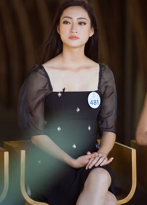 Trước những so sánh nhan sắc hay biệt danh “bản sao” Đỗ Mỹ Linh, Thùy Linh cho hay, cô cảm thấy bất ngờ và vui khi được nhận xét giống đàn chị. Ảnh: Fanpage