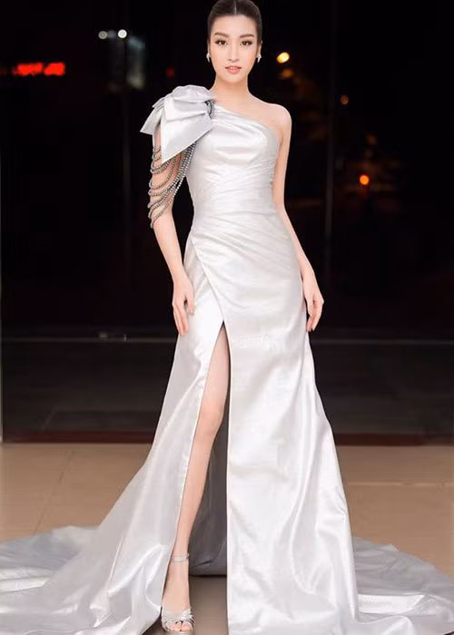 Trước chiến thắng của Thùy Linh, Đỗ Mỹ Linh gửi lời chúc mừng đến đàn em sẽ có những ngày tháng thanh xuân thật đẹp với cương vị mới và thật tỏa sáng tại đấu trường nhan sắc quốc tế sắp tới. Ảnh: FBNV