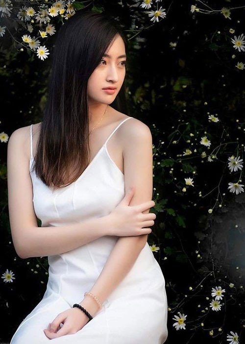 "Nhưng tôi cần phải học hỏi nhiều hơn nữa để có thể sánh bằng chị”, Thùy Linh chia sẻ trên Saostar. Ảnh: FBNV