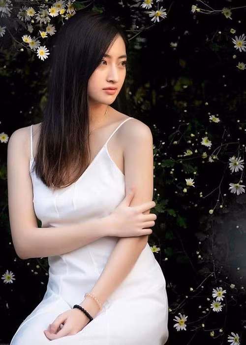 "Nhưng tôi cần phải học hỏi nhiều hơn nữa để có thể sánh bằng chị”, Thùy Linh chia sẻ trên Saostar. Ảnh: FBNV