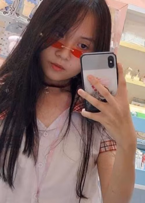 Cô nhóc cũng thể hiện năng khiếu về nghệ thuật từ nhỏ như hát, nhảy nhưng mang nhiều gen kinh doanh của bố hơn.